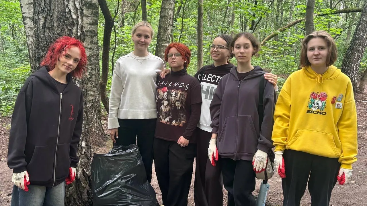 Трудовая бригада школьников провела уборку мусора в дендропарке ВНИИЛМ в Пушкине