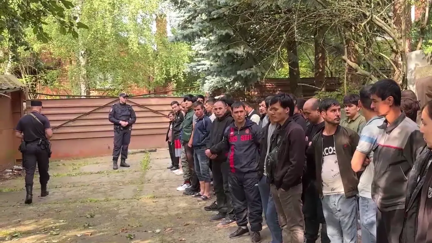 Более 70 нелегальных мигрантов прятались в двух частных домах в Подольске