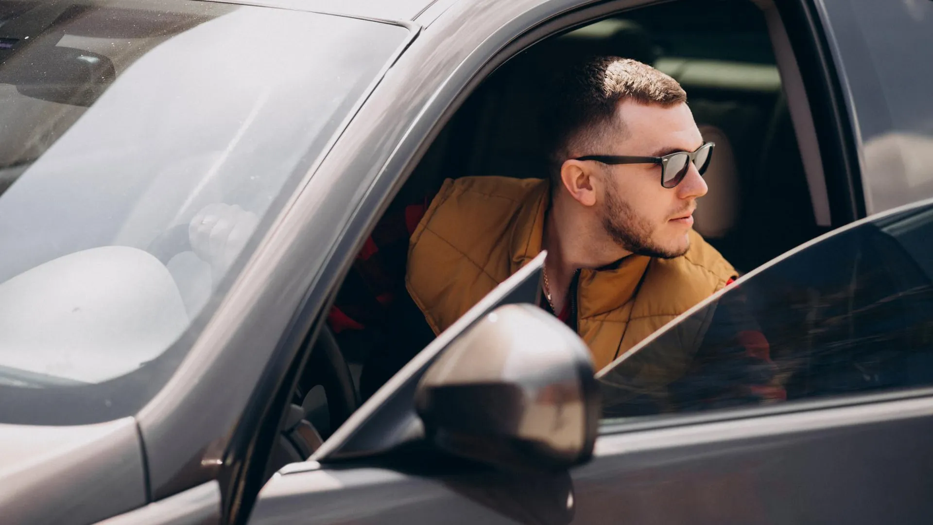 Штраф до 5 тысяч: автоюрист рассказал о плевках из окон машин