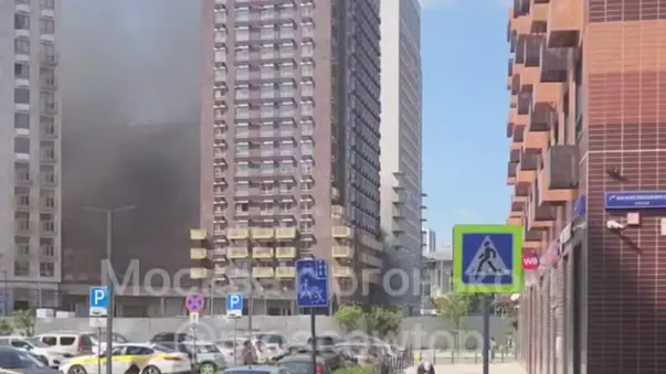 Около 15 человек заблокированы в горящем здании на севере Москвы