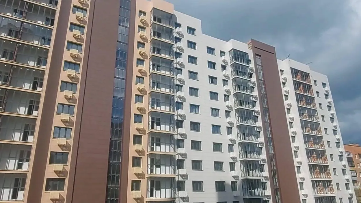 В Красногорске завершают строительство дома для переселенцев из аварийного жилья