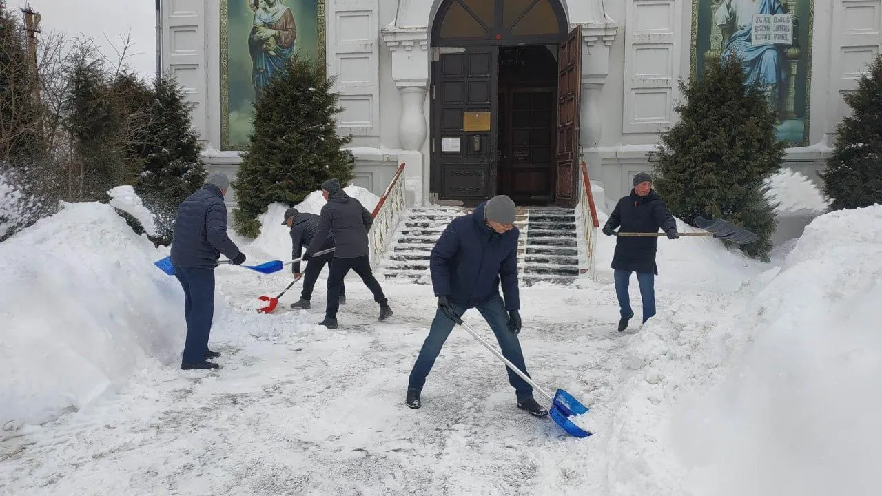 Сотрудники ГУСТ Подмосковья помогли с уборкой территории храма в горокруге Шатура