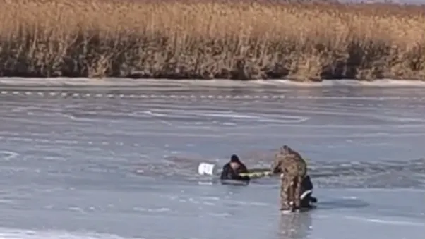 Торчала одна голова: мужчина на квадроцикле провалился под лед в Приморье