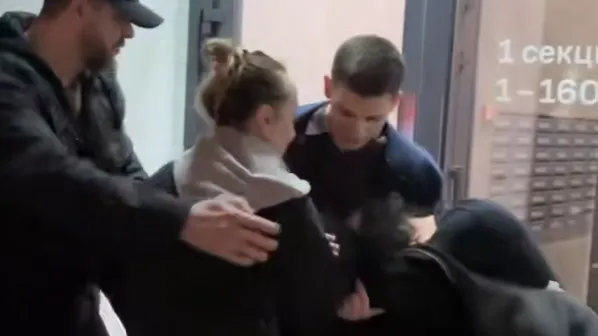 Почему девушку со щенком оттаскали за волосы в Мытищах? Новая версия истории