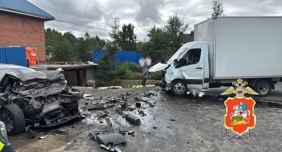 В Подмосковье легковушка столкнулась с грузовиком, один человек погиб
