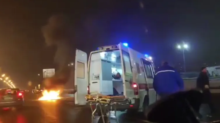 На МКАД в ДТП одна из двух машин перевернулась и вспыхнула