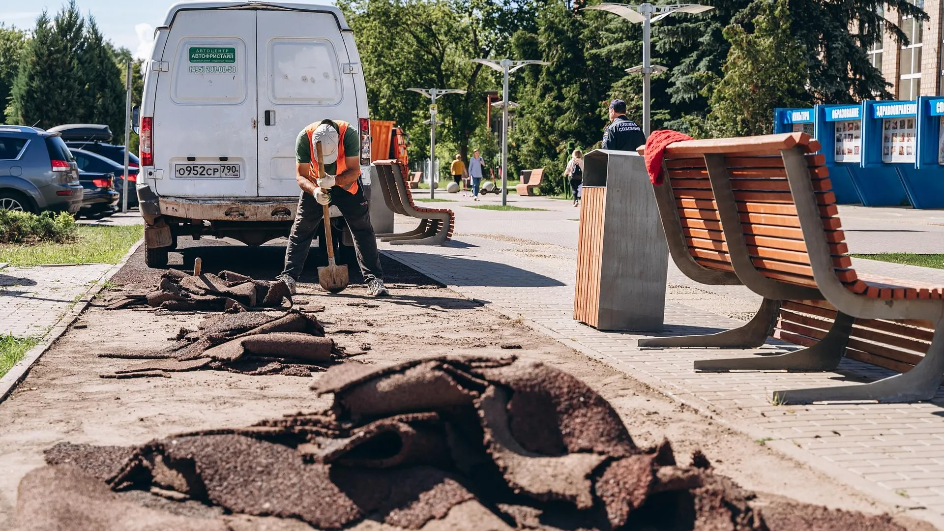 В Щелкове начали демонтировать старое покрытие велосипедной дорожки на Парковой улице