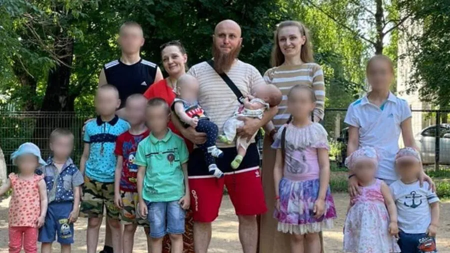 Против кредитов и вынужден подрабатывать: на какие деньги живет многоженец Сухов
