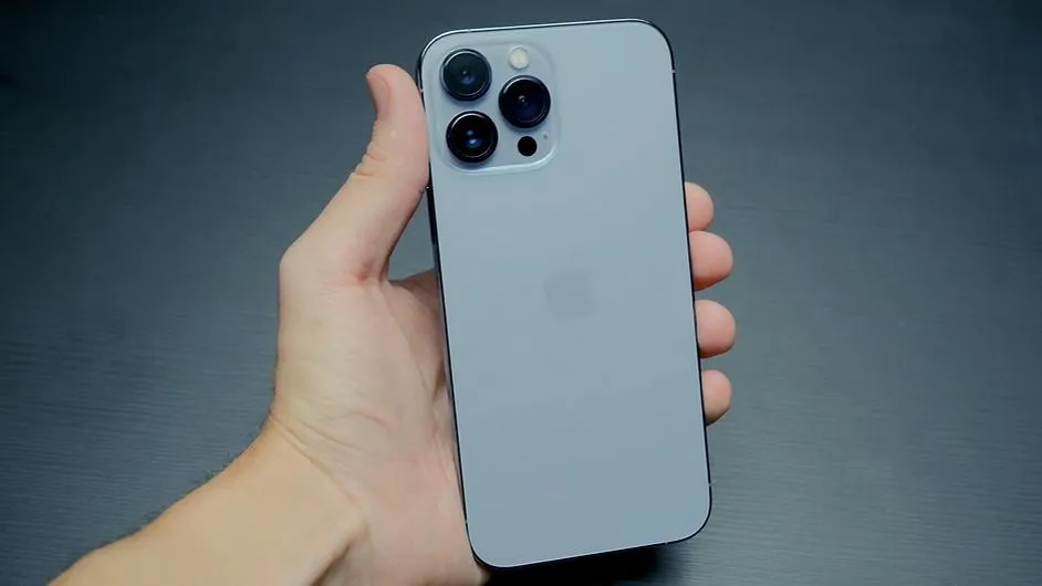 Apple выпустила срочную заплатку для 90 дыр в iPhone