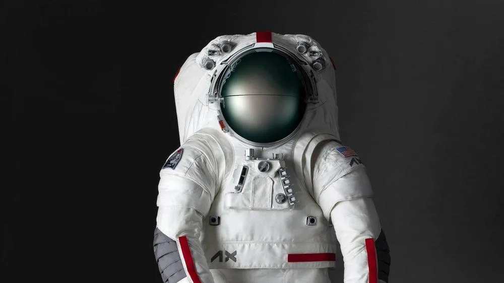 Дом моды Prada и космическая компания Axiom Space показали скафандр для Луны