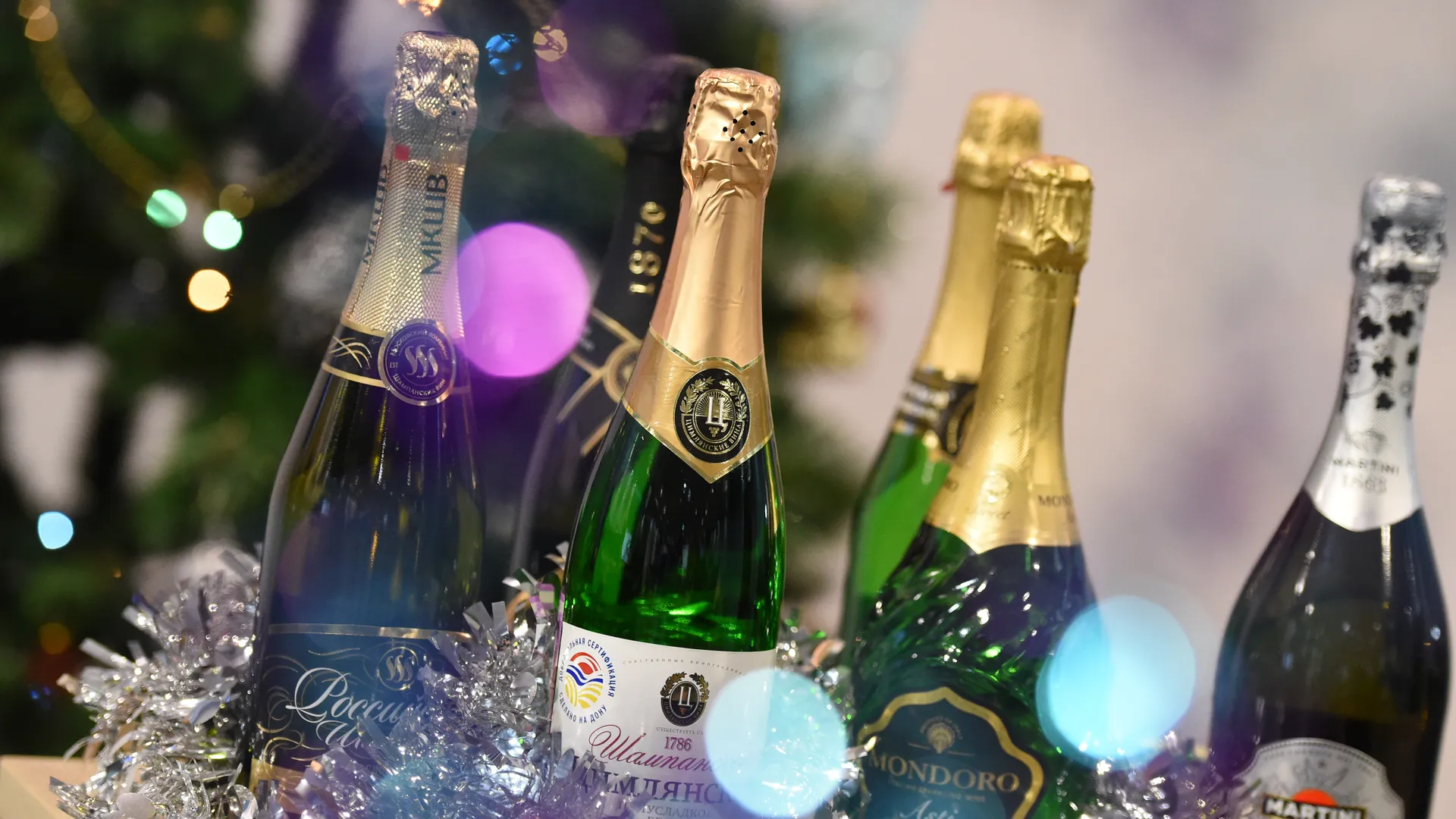 Россиянам посоветовали запасаться шампанским на Новый год уже сейчас