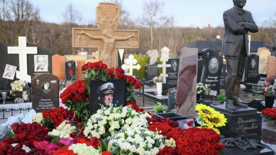 На надгробной табличке Бедроса Киркорова поправили дату смерти