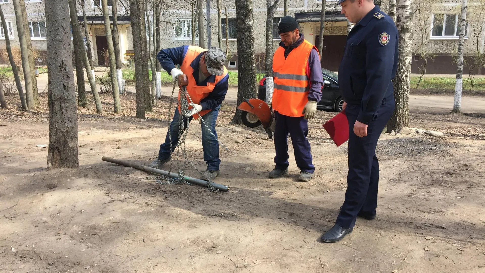 В Подольске демонтировали незаконное ограждение для стоянки автомобиля