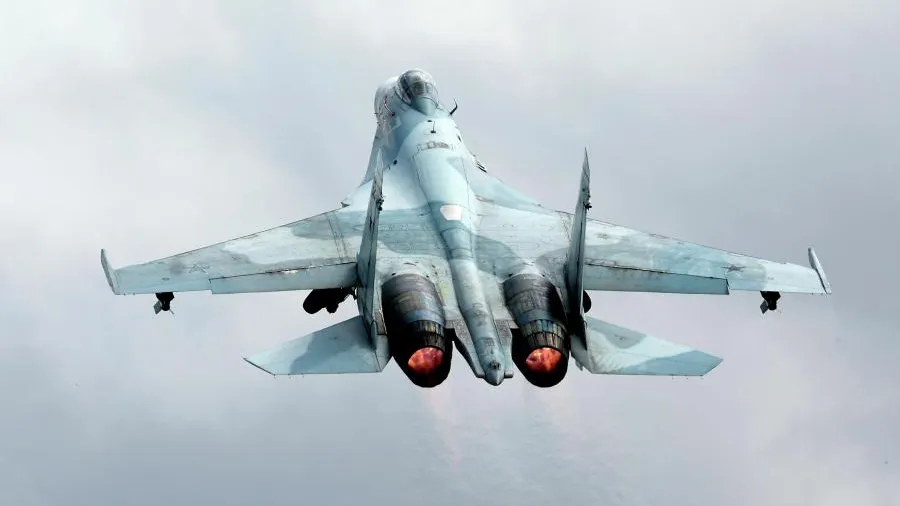 ВС РФ подняли истребитель Су-27 из-за британских самолетов над Черным морем