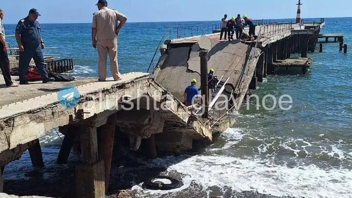 Причал обрушился на центральной набережной Алушты