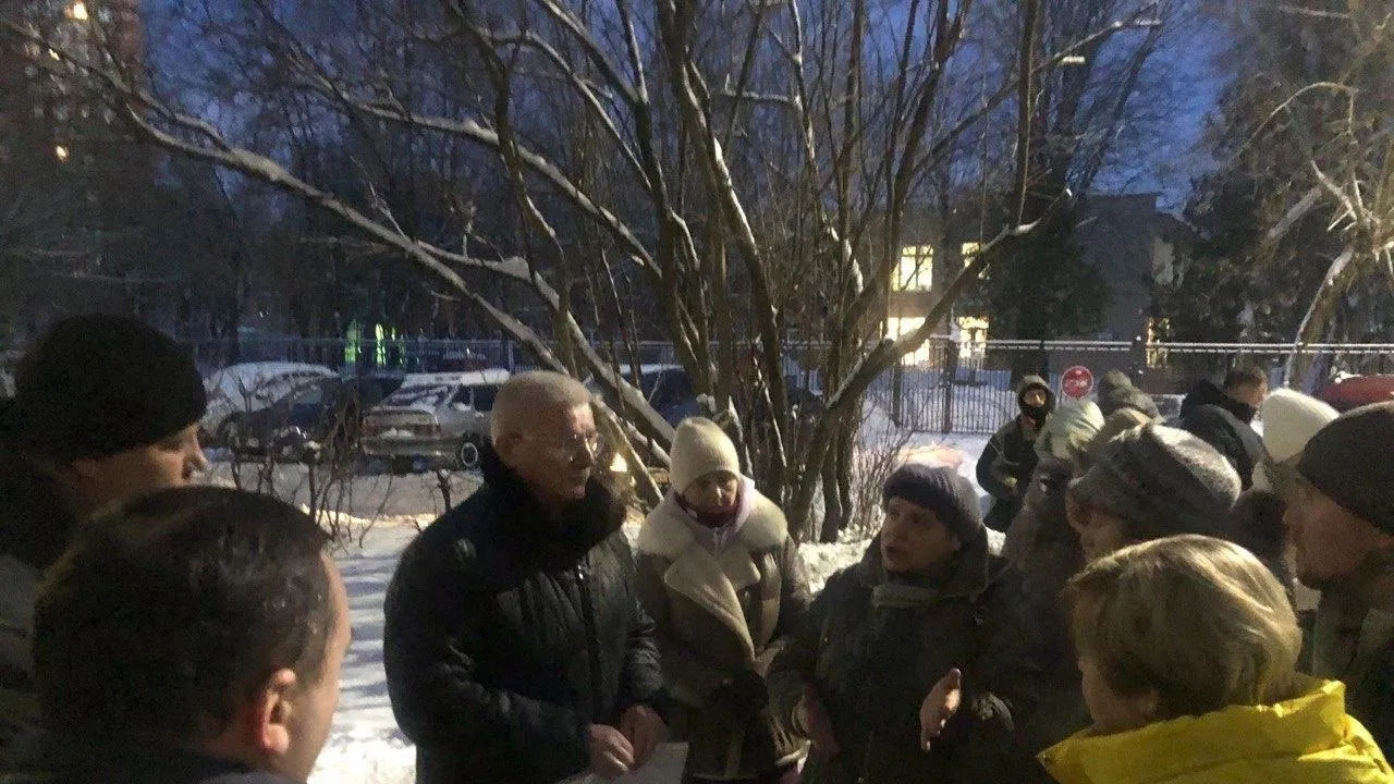Максимович осмотрел состояние подъездов в жилом доме в Климовске после аварии