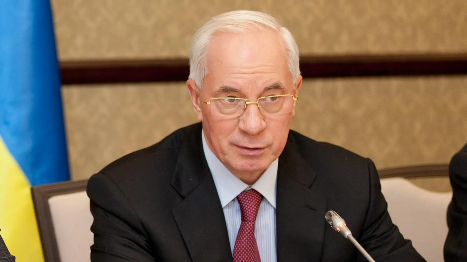 Экс-премьер Украины Азаров предположил, что Зеленский уедет из страны