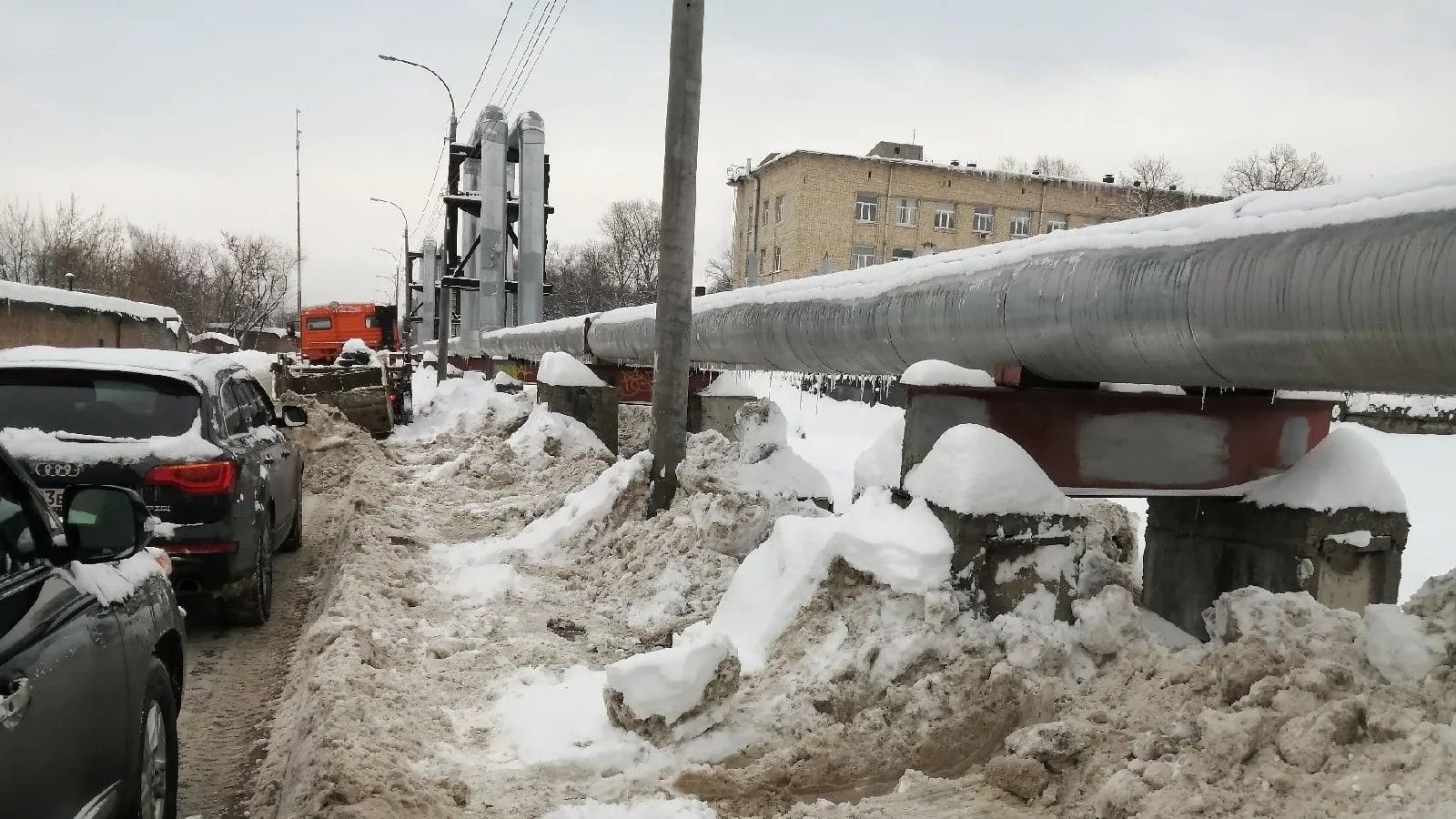 Жители Подольска пожаловались на уборку снега, при которой закапывают тротуар