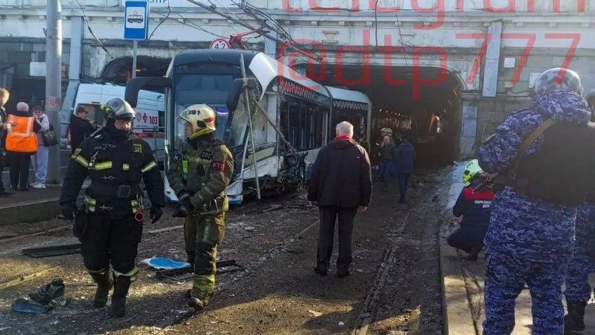 Минимум 10 человек пострадали при столкновении двух трамваев в Москве