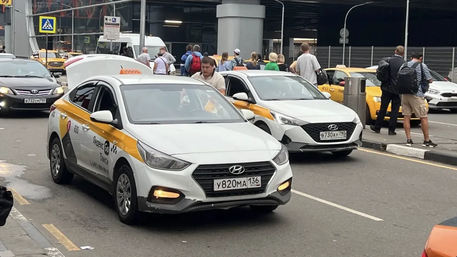 В аэропортах Подмосковья более 140 раз пресекли деятельность таксистов-зазывал