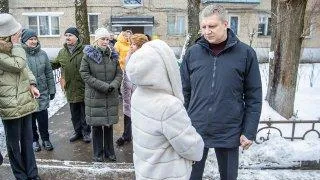 Качество ремонта подъездов жилого дома в поселке Летний Отдых проверил Андрей Иванов