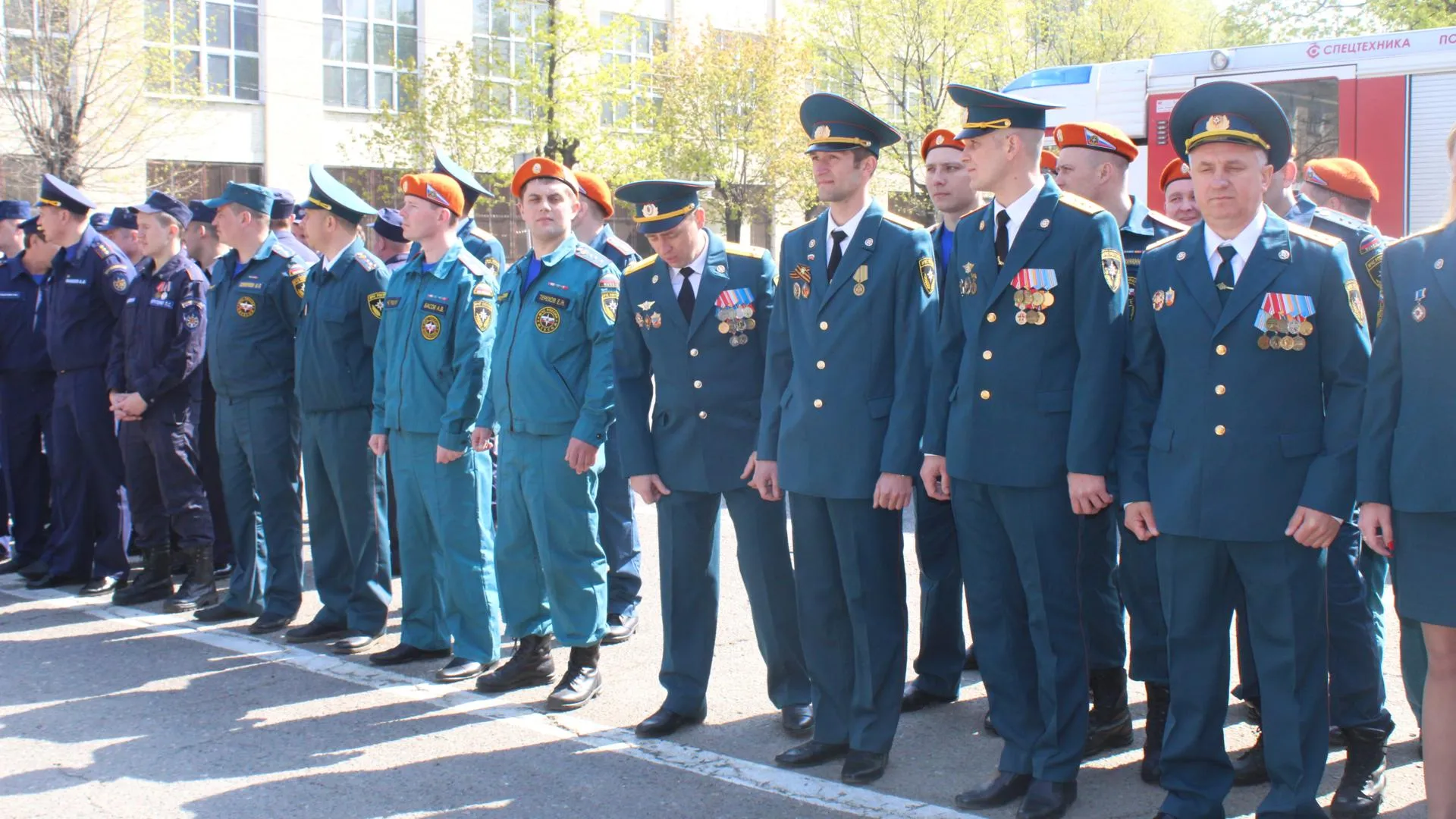 Пожарных Люберец наградили знаками и медалями в честь профессионального праздника