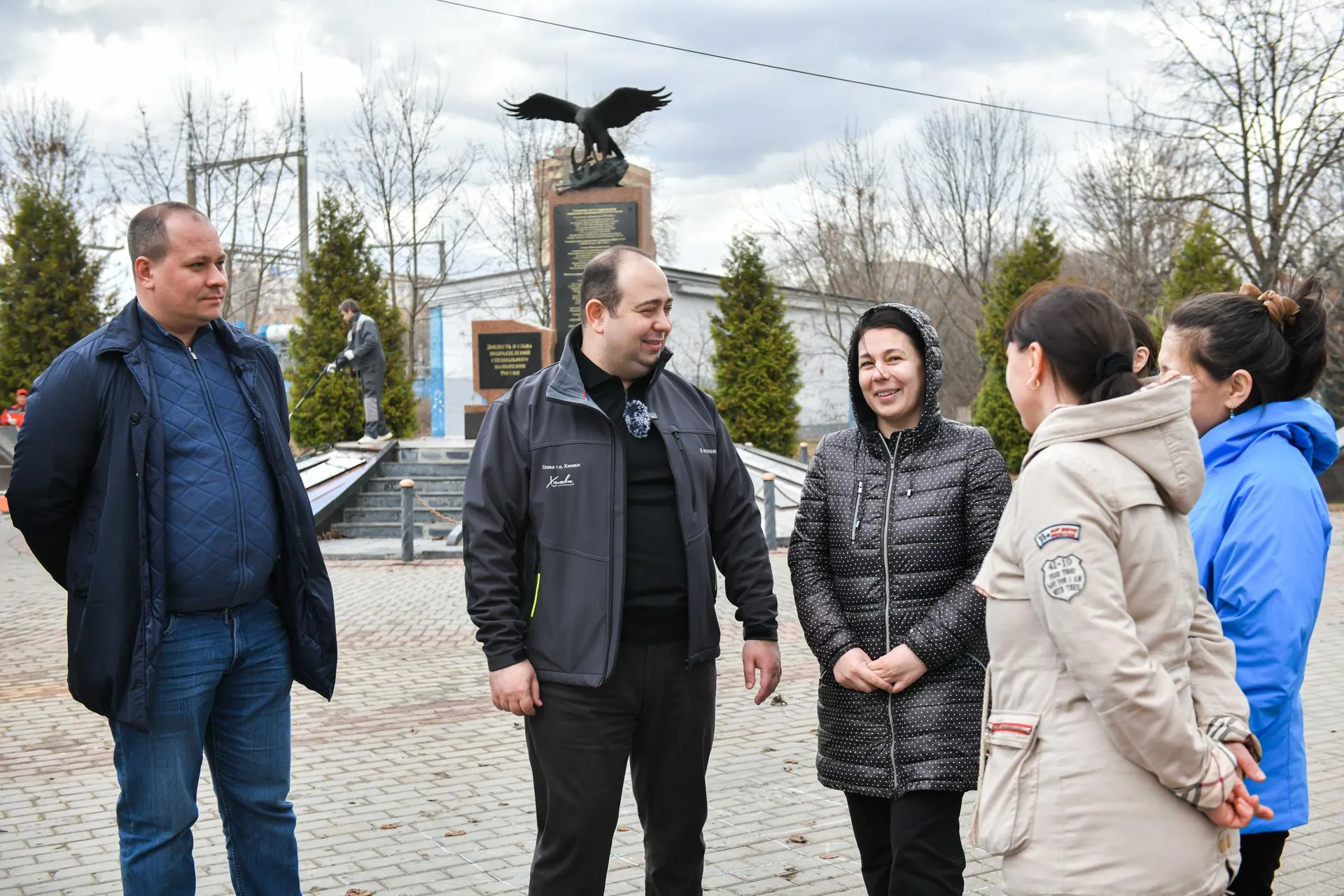 Глава Химок Дмитрий Волошин проверяет работы в рамках месяца чистоты и порядка в сквере имени Марии Рубцовой и парке «Дубки»