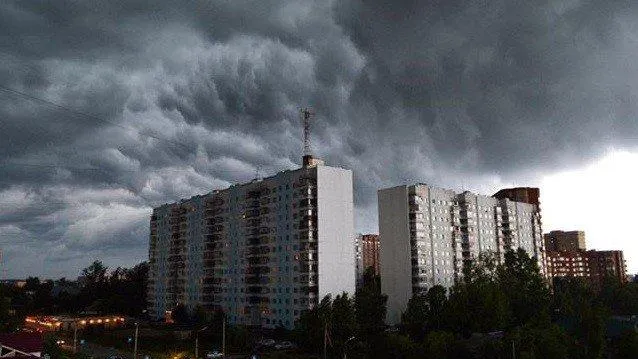 Жители Подмосковья начали получать СМС с предупреждением о грозе от МЧС