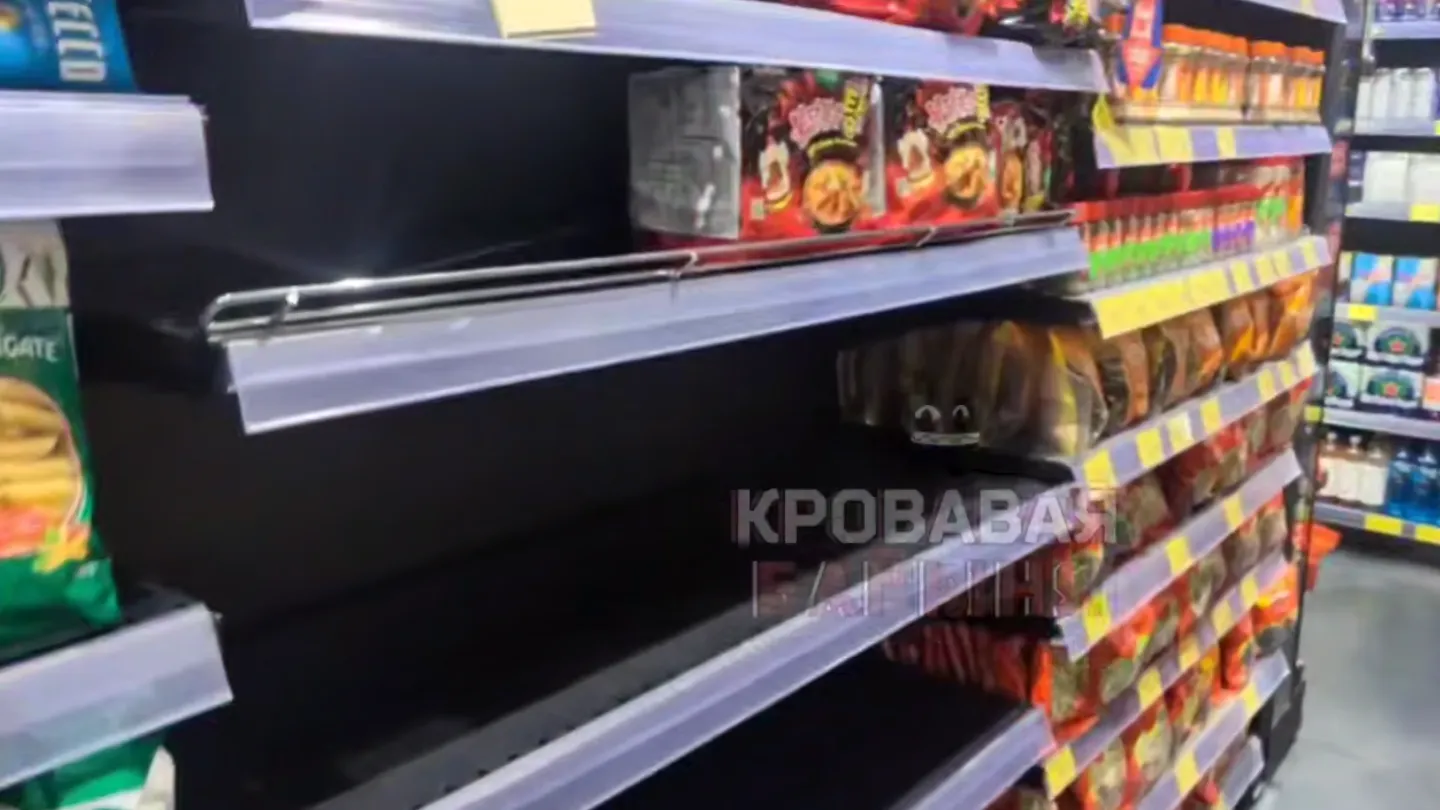 Скупили весь доширак: в супермаркетах Дубая заканчиваются вода и лапша