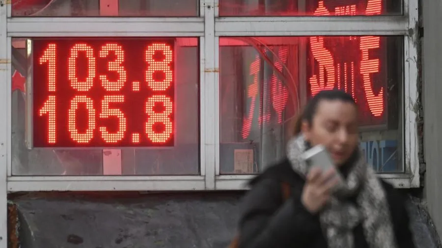 Каким будет курс доллара в России в 2025 году: прогнозы экспертов
