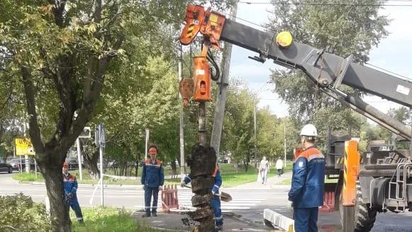 Накрененный фонарь заменили в микрорайоне Климовск в Подольске