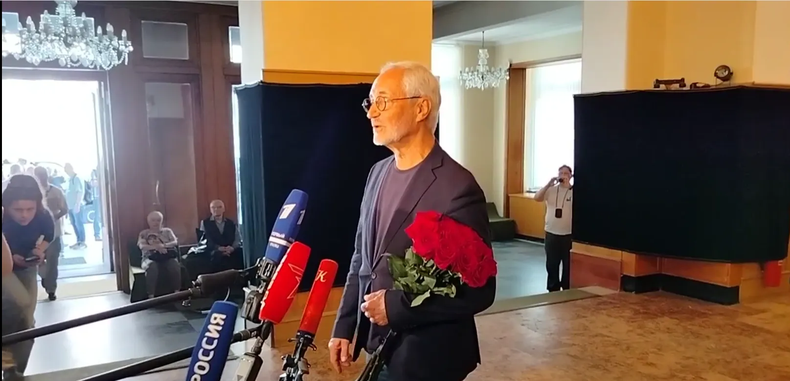 Актер, режиссер, народный артист России Евгений Герасимов рассказал о дружбе и работе с Миттой и Никулиным