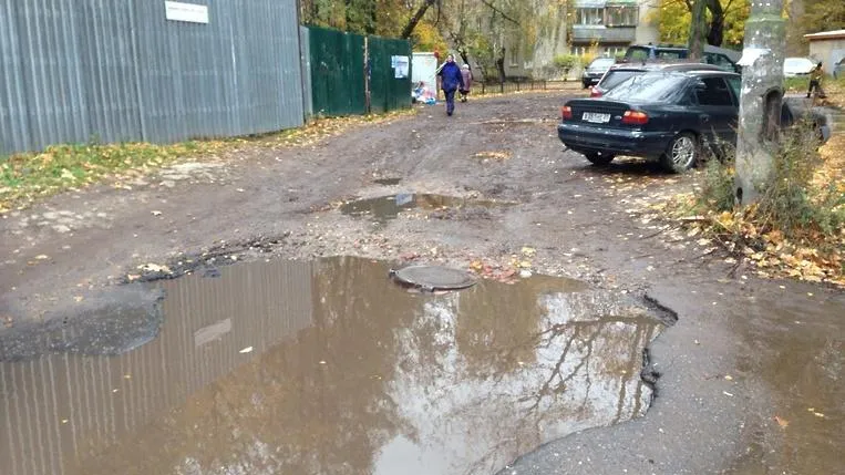Жители Балашихи пожаловались на разбитые дороги во дворе домов на улице Терешковой