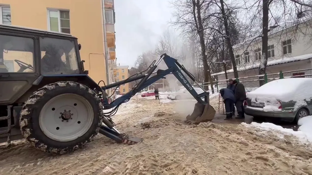 На улице Заводской микрорайона Климовск рабочие устраняют утечку на теплотрассе