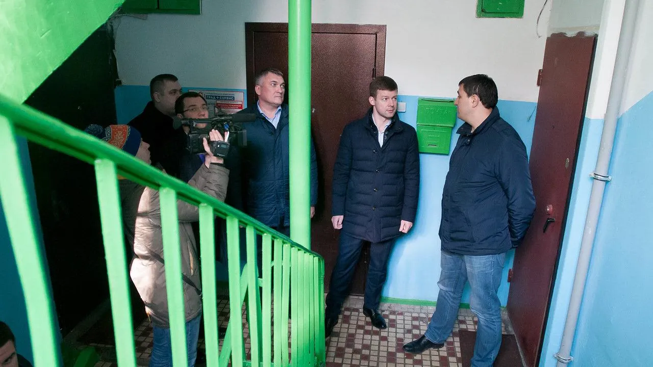 Глава Балашихи осмотрел качество ремонта подъезда в одной из пятиэтажек