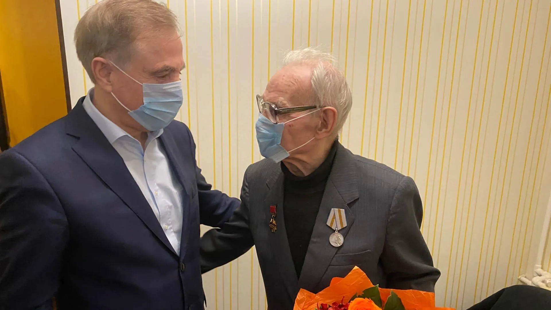 Глава Люберец вручил ветерану ВОВ медаль к 75‑летию Победы
