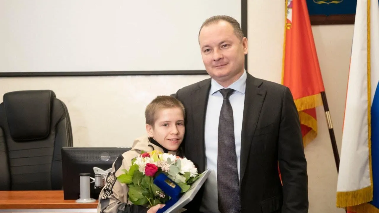 Алексей Спасский вручил ключи от квартир 10 детям‑сиротам Ленинского округа