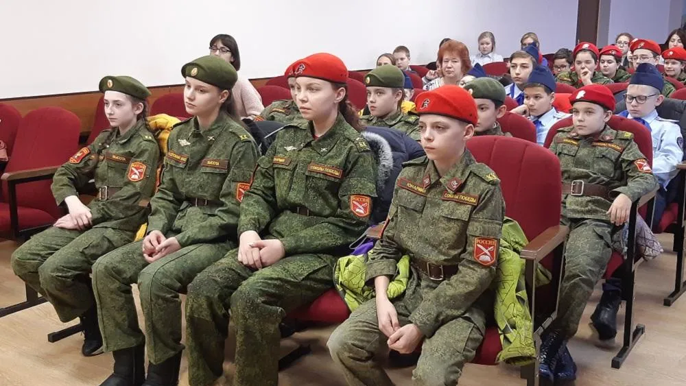 Школьникам Люберец на экскурсии в музее полиции показали оружие и форму