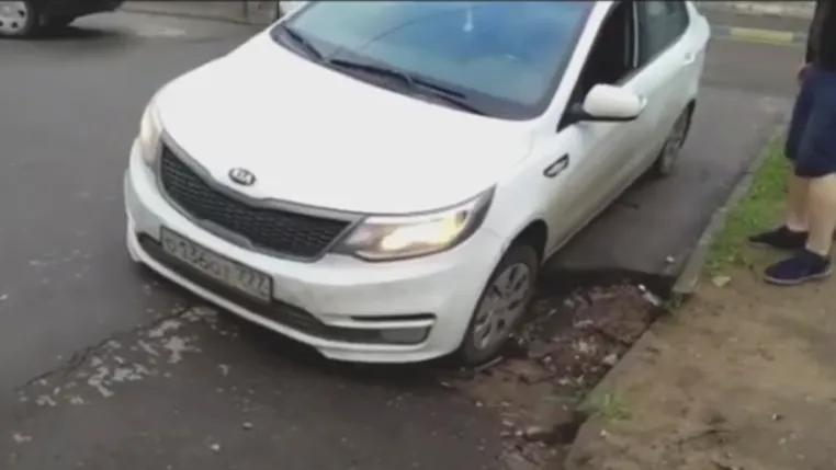 Асфальт провалился под автомобилем в микрорайоне Котельников
