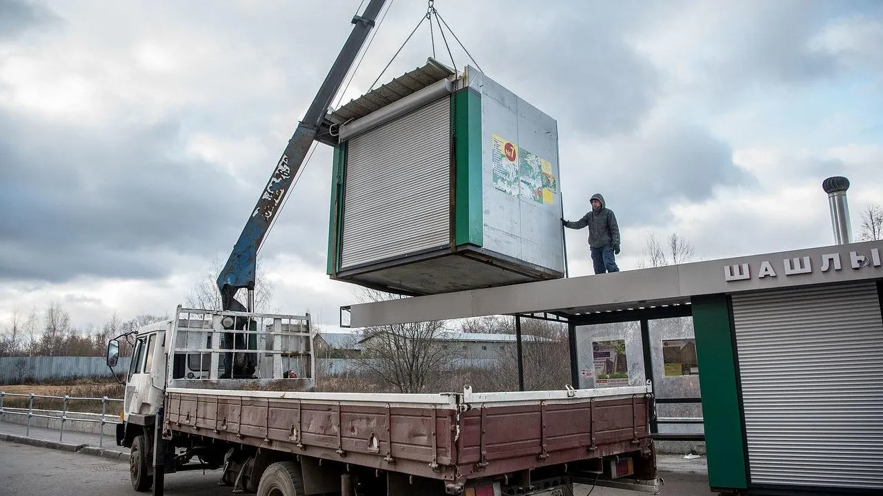 Ларек по продаже фастфуда на улице Чистопольской в Балашихе снесут 22 ноября