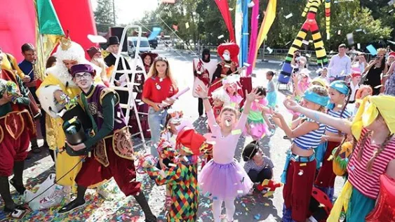 Семейное карнавальное шествие прошло в Одинцове в честь Дня города