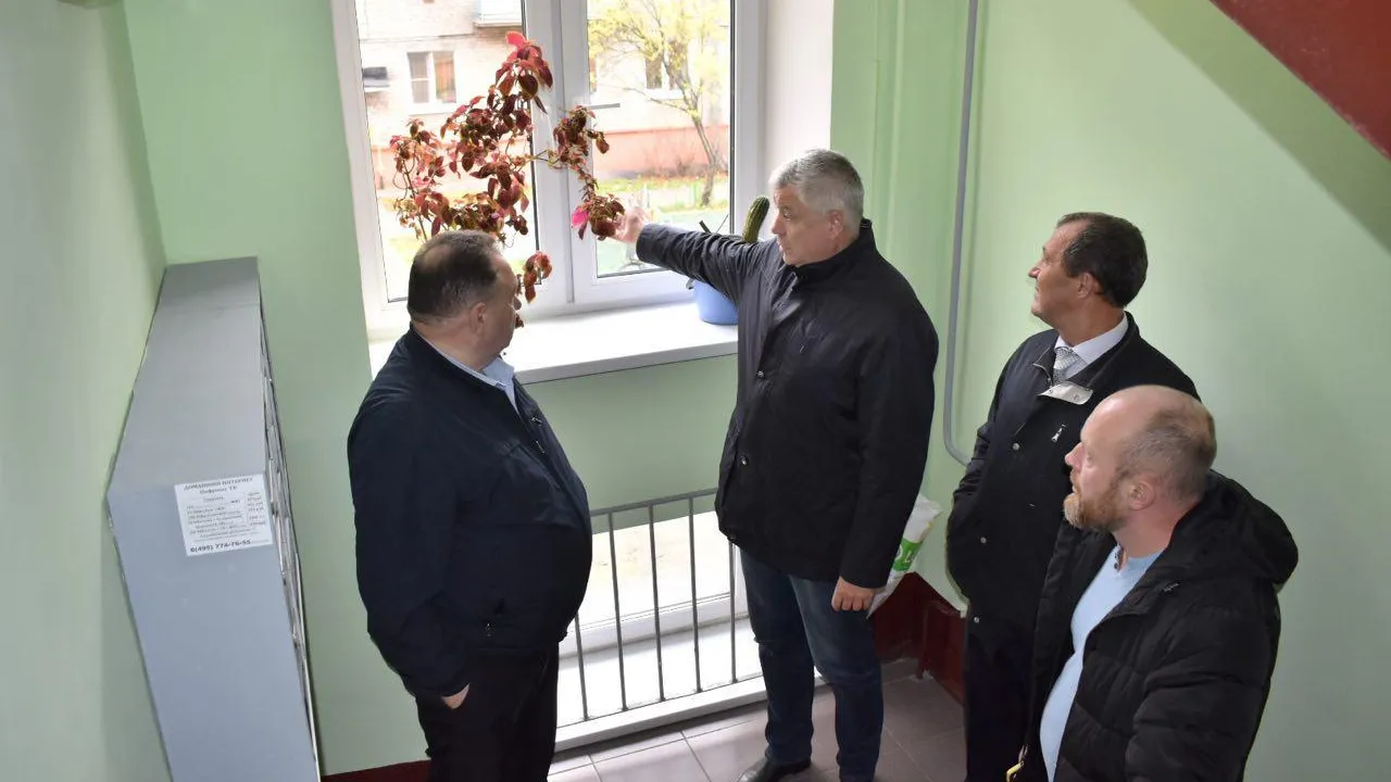Депутат Ефимов проверил ремонт подъездов в микрорайоне Балашихи по программе губернатора