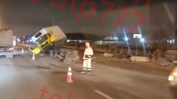 Висит на бордюре: страшное ДТП произошло на Симферопольском шоссе в Подмосковье