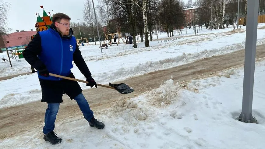 Активисты помогли расчистить от снега территорию парка Победы в Волоколамском округе