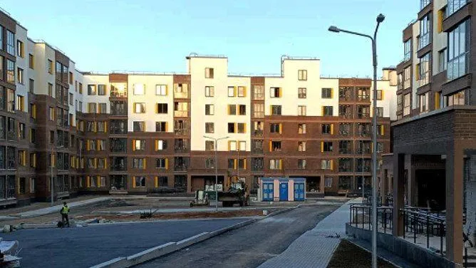 Многоквартирный дом достраивают в деревне Погорелки округа Мытищи