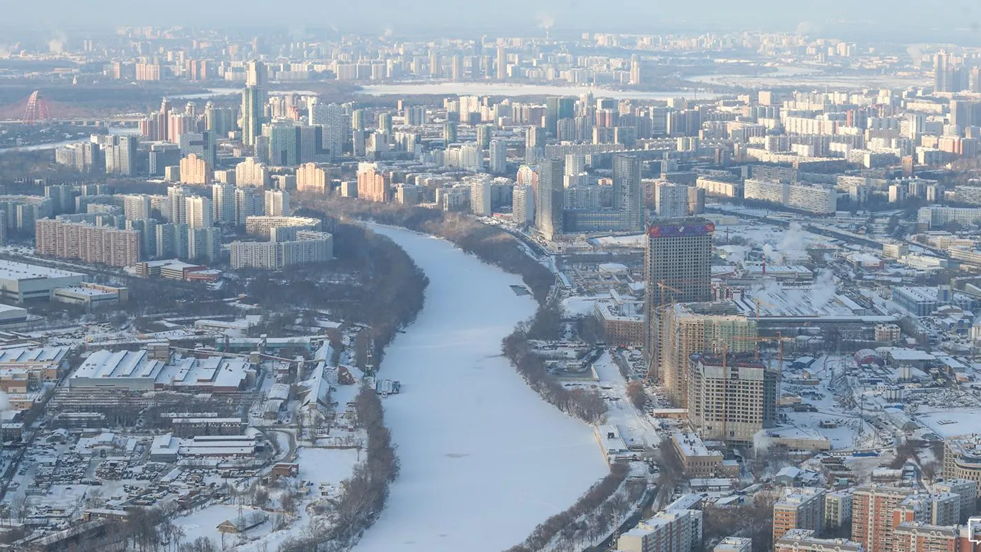 Москвичам напомнили о правилах безопасности на замерзших водоемах