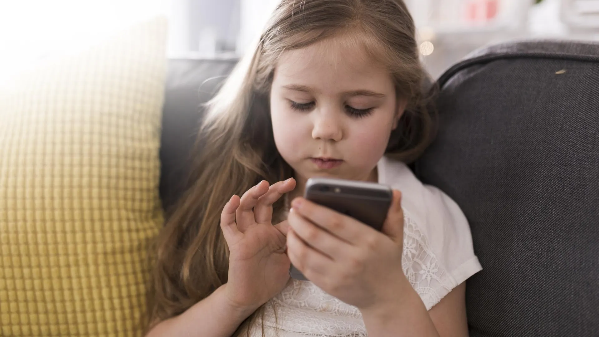 Сложная проблема: почему запрет соцсетей для детей не спасет их от ИИ-контента