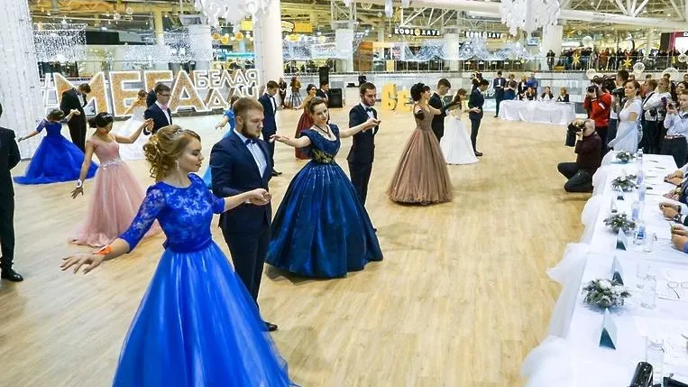Старшеклассники Котельников начали учить танцы к Новогоднему балу