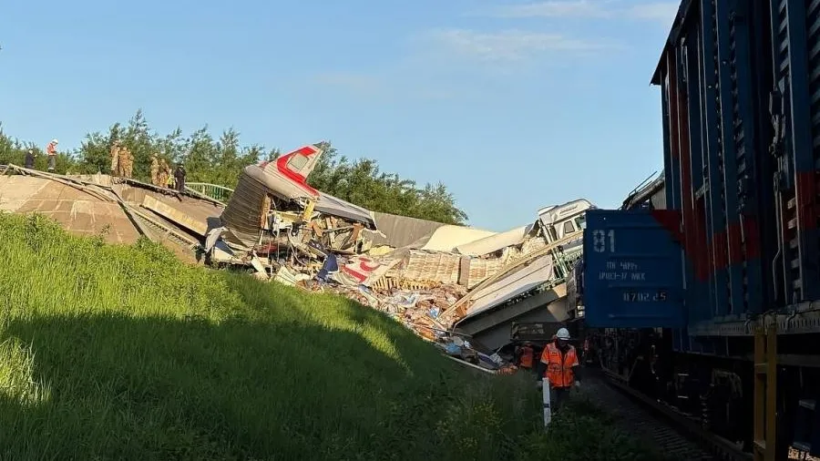 Богомаз: трагедия с поездом в Брянской области произошла из-за подрыва моста