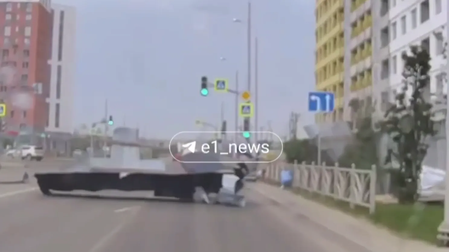 Снесенный ветром забор рухнул на жителя Екатеринбурга — видео